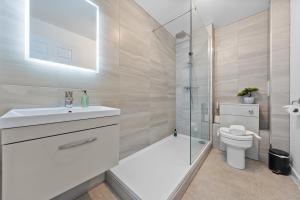 a bathroom with a shower and a sink and a toilet at Castle View in Stirling +50 photos