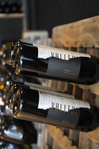 two bottles of wine sitting on top of a table at Verde Oliva Casa de Huéspedes in Maipú