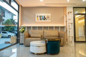 a lobby with a couch and a table at Jaroon House in Samutprakarn