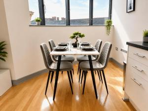 a dining room with a table and chairs at York City Centre 1-bed Apartment Near Q-Park Parking - Best Location in York