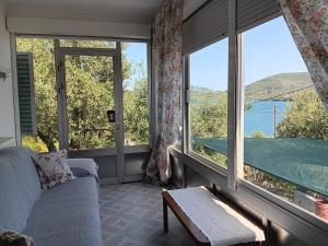 ein Wohnzimmer mit Sofa und großen Fenstern in der Unterkunft Pansofia in Gera