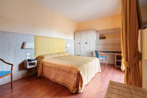 a hotel room with a bed and a desk at Hotel Tirreno in Lavagna