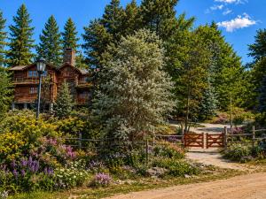 a log cabin in the woods with a garden at Cabañas San Michele in La Cumbrecita