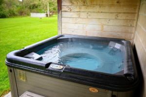 a hot tubificialificialificialificialificialificialificialificialificialificialificialificialificial at Rustic Way in McArthur +19 photos