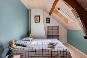 a bedroom with two beds in a attic at Maison de la Gentinière Zoo Beauval in Mareuil-sur-Cher +28 photos