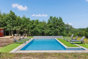 a pool with chaise lounge chairs and a swimming pool at Maison de la Gentinière Zoo Beauval in Mareuil-sur-Cher