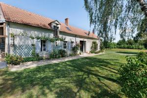 a house with a large lawn in front of it at Maison de la Gentinière Zoo Beauval in Mareuil-sur-Cher