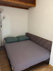 a bed in a corner of a room at Maison petit havre de paix in Palavas-les-Flots +8 photos
