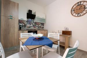 a kitchen and dining room with a table and chairs at Perla Marina Rooms in Realmonte