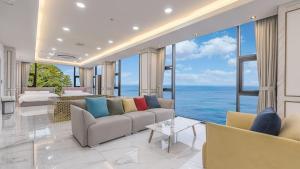 a living room with a view of the ocean at yongdeok marryel poolvilla in Yŏngdŏk