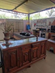 a kitchen with a large wooden island in the middle at Hostel Oasis Jaguariuna in Jaguariúna
