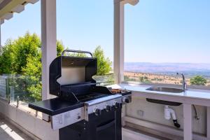 a grill in a kitchen with a sink and a window at ציפור הכנרת - סוויטה מבודדת נוף לכנרת in Had Nes