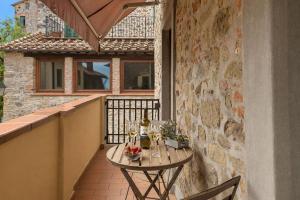 a small table on the balcony of a house at La Casa del Grillo Parlante in Collodi