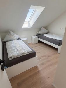 a bedroom with two beds and a window at Monteur Zimmer Künzing in Künzing