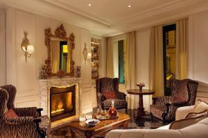 パリにあるHotel Splendide Royal Paris - Relais & Châteauxのリビングルーム(椅子、暖炉付)