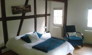 コルマールにあるAppart chaleureuxのベッドルーム1室(ベッド1台、青い椅子付)
