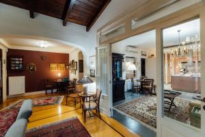 Anna's Mansion tesisinde bir oturma alanı