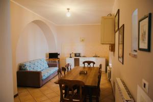 a kitchen and dining room with a table and a couch at Appartamenti Sole alle Torri in Assisi
