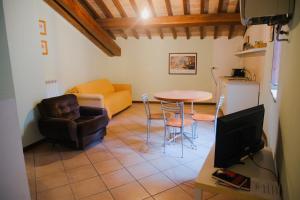 a living room with a table and a couch at Appartamenti Sole alle Torri in Assisi