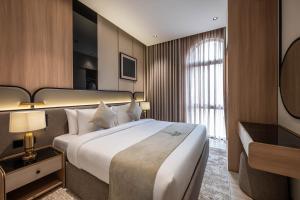 a hotel room with a large bed and a window at Locanda Homes by Jareed لوكاندا هومز باي جريد in Riyadh +50 photos
