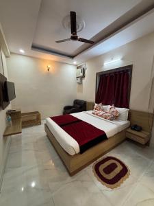 a bedroom with a bed and a ceiling fan at Hotel Shifa Manor in Chāībāsa