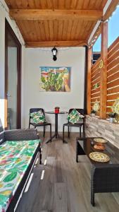 ein Wohnzimmer mit Sofa und Tisch in der Unterkunft Alterego B&B in Milazzo