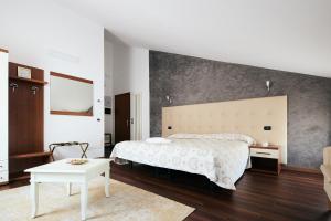 a bedroom with a large bed and a table at Hotel Roma in Cittadella +84 photos