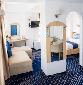 Un pat sau paturi într-o cameră la BRIZA Boutique Hotel Mamaia