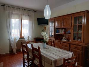 ein Esszimmer mit einem Tisch und einem Fernseher in der Unterkunft B&B SoleLuna in Pisa + 26 Fotos