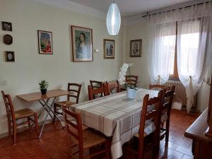 ein Esszimmer mit Tisch und Stühlen in der Unterkunft B&B SoleLuna in Pisa
