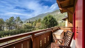 a balcony with a bench and a view of the mountains at Chalet la Segheria in Temù