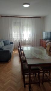 a living room with a table and a couch at Pozarevac-Centar-Stan in Požarevac