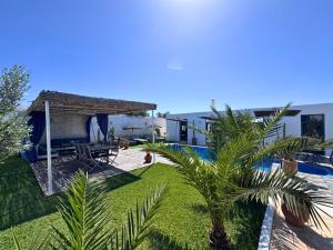 a villa with a swimming pool and a resort at Villa Massalia Essaouira in Essaouira