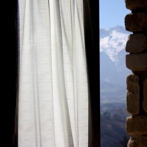Vista generica sulle montagne o vista sulle montagne dall'interno del bed & breakfast