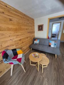 a living room with a couch and a table at Le repaire des 6 Manalas in Ingersheim