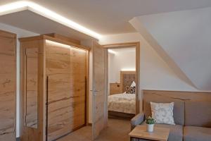 Tempat tidur dalam kamar di Metzgerei Gasthof Romantik Hotel Der Millipp