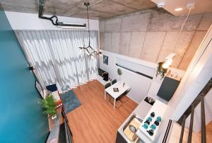 an overhead view of a living room with a table and a couch at Daecheon Boryeong the Playa Pension in Boryeong