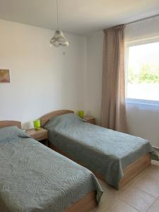 a bedroom with two twin beds and a window at Villa Alba in Ezerets