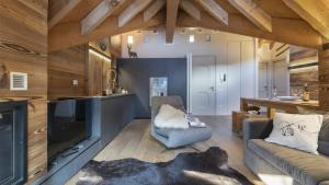 a living room with a couch and a television at Alpen Chalet in Ponte di Legno