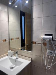 a bathroom with a sink and a mirror at El Isleño in Valverde