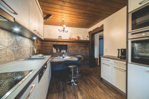 A kitchen or kitchenette at Schneggnheisl - Appartement