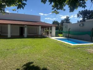 a house with a swimming pool in the yard at Mística colonial in Gualeguay