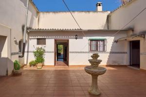 a courtyard of a white building with a fountain at VTAR CASILLA MIGUELIN in Montilla