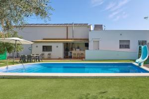 a swimming pool in front of a house at VTAR CASILLA MIGUELIN in Montilla