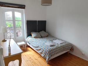 a bedroom with a bed and a desk and a window at Pallancheloc in Amions