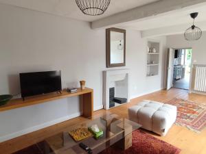 a living room with a television and a white couch at Pallancheloc in Amions