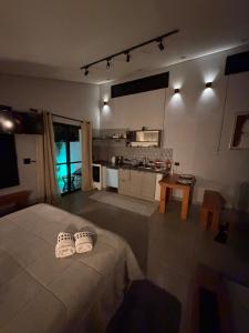 a living room with a bed and a kitchen at Chalé Reserva El Paso in Mairiporã