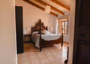 a bedroom with a bed in the corner of a room at Can Bagot, Turismo de Interior in Llubí