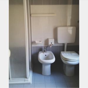 a small bathroom with a toilet and a sink at Albergo Ristorante Il Laghetto in Fiumalbo