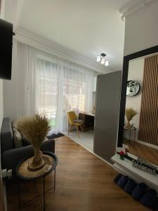 ein Wohnzimmer mit Sofa und Spiegel in der Unterkunft M&M Apartments CSV Home in Cluj-Napoca